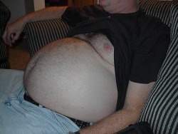 keepembloated: His feeder is blowing up his belly like a beach ball.