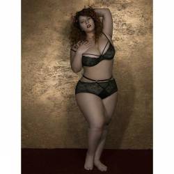 You are confined only by the walls of yourself&hellip; #honormycurves #londonandrews #plusmodel #plussize #bodypositive #nobodyshame #iamsizesexy #beautybeyondsize Photo by @_hollyburnham Set by @ditavonteese by londonandrews