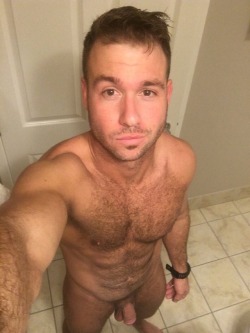 alanh-me:    58k+ follow all things gay, naturist and “eye catching”   
