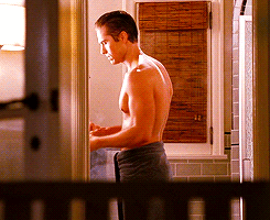 alekzmx:  xyls: eric winter ∞ the ugly truth (2009)  what a sillly, gratuitous nudity scene and also the main reason why i saw this movie to be honest.
