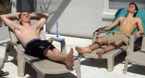 alpha-male-feet:  Couple of bros catching some rays.