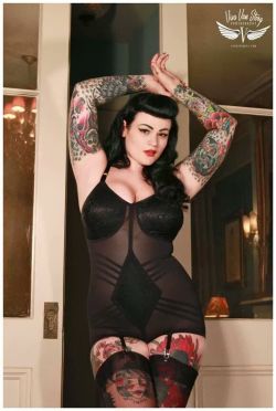 Thick, sexy pinup… yes, please!