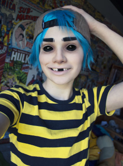 criedwolves:  i ain’t happy, i’m feeling gladi got sunshine in a bag  been listening to gorillaz a lot lately so i decided to try some 2d makeup? i might cosplay him in the future after i do noodle.
