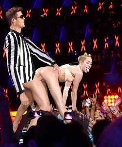 celebri-xxx-ties:  If You love naked celebrities like me Check us out: Celebri XXX Ties  Something about Robin Thicke 
