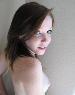 sexy-with-freckles:  Over the shoulder http://tiny.cc/lfswiy