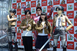 Kaji Yuuki (Eren) and Ishikawa Yui (Mikasa) made guest appearances at today’s SnK x 7-11 launch event in Shinjuku, posing with the newly unveiled life-size Eren &amp; Levi figures!The event also announced a variety of other new SnK merchandise!