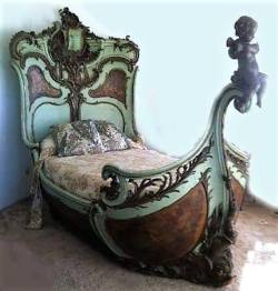 vitali-s:The story of this magnificent bed in the shape of a boat begins with Gaby Deslys, a famous French actress, singer, and dancer.Information shows that she had a large bed in the form of a swan, as well as a bed in the shape of a boat.Her carved