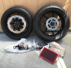 Last weekends small project for the s1000rr before the trackday this weekend&hellip; It&rsquo;s was sooo hot. @bmwmotorrad @bmwmotorradusa  #bmws1000rr #bmwmotorrad #racing #racingwheels #changes #s1000rr #bmwmotorcycles #motorcycle #moto #bike #xdiv