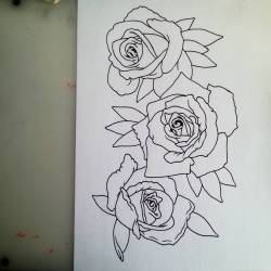 Got some roses to do next week.  There&rsquo;s gonna be some purple involved.  #roses #linework #tattooapprentice #chelsea #ravenseyeink #artistsoninstagram #artistsontumblr  (at Raven&rsquo;s Eye Ink)