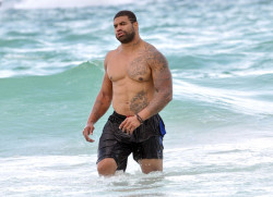 kipnemo:  jockup:  crazy Shawne Merriman.  I could sit at the beach and watch him in the water…all..day..long   Man Damn