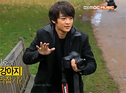 thevixxjinx:   What Choi Minho does in a park: imitate dogs, creep on joggers, feed birds, get bitten by a squirrel  