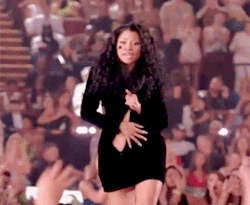 cutthroatbitchhh:  brokebut-wealthy:  nickiminajweb: Nicki Minaj crying after her incident at Vma’s   Notice her dress was about to rip open and she would have been fully naked in front of the whole world,and the main thing shes worried about is that