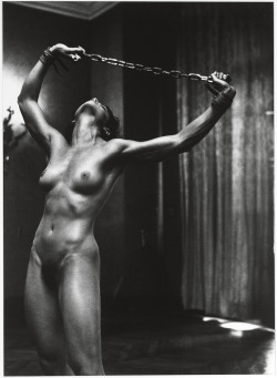 allmykink:  love-inavoid: Lisa Lyon with chains in Paris II, Helmut Newton, 1980