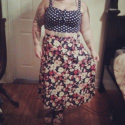 white-trash-cunt:  Mixing prints is the bee’s knees. Top-XL from Charlotte Russe clearance, skirt-vintage thrifted, sandals-Old Navy clearance. Outfit total-อ