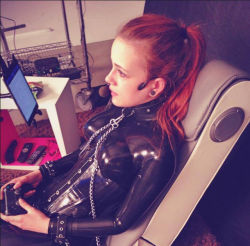 babes-in-latex:Gaming in Comfort