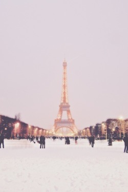 r2&ndash;d2:  Paris first snow by (serene movement) 