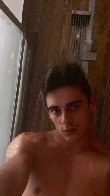 fuuckustevepena:  He’s NAKED! Check out GB Diver Chris Mears. Nude. 