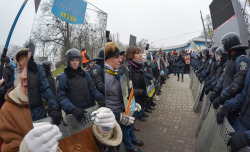 anarcho-queer:  Protesters Use Mirrors To Show Police What They Have Become At noon on Dec. 30, protesters in central Kyiv held mirrors in front of police for 30 minutes to commemorate the night of Nov. 30 when riot police used excessive force to breakup