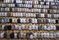 mariam-saeed:  “Prayer is a symbol of equality, for the poor and the rich, the low and the high, the rulers and the ruled, the educated and the unlettered, the black and the white, all stand in one row and prostrate before One Lord.”Dr Bilal Philips
