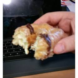 This is bomb!!! Boston cream croissant doughnut!!! 😍😋 #dunkindonuts #dunks #dd #bostoncream #croissantdonut