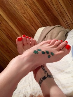 msjigglypuffs:  Feet treat for you