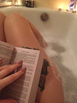 bibliophile-exhibitionism:  dionysos-enjoys-life:  silverrrfox:  Books and bubble baths 😍🙌   Read more books     ~ Beautiful Bookworms ~   