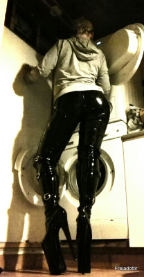 thefrejadottir:  Doing the laundry in my brand new boots… thigh high with buckles and 25 cm heels ..mmmm looove it.  Latex, boots, and hoodie.