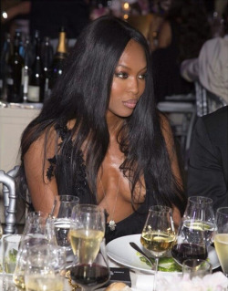 howtobeafxxkinglady:  Naomi in Atelier Versace Fall/Winter 2015  at a AmfAR event in Paris