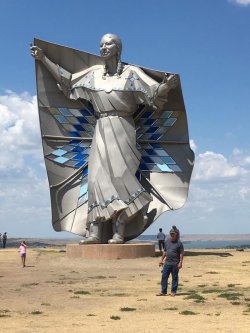 un-cerebro-hambriento:Dignidad, estatua de una mujer nativa, creada por el artista Dale Lamphere en honor a los indígenas de Dakota del Sur.