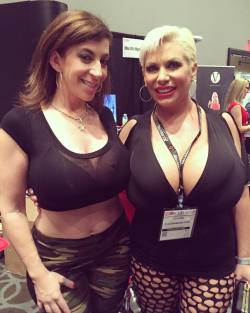 sarajayxxx:  Is that enough #cleavage ? 