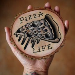 flash-art-by-quyen-dinh:  Pizza Life! New original painting on a mossy wood slice &lt;3www.etsy.com/shop/parlortattooprints