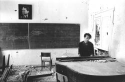  Mostar, Bosnia, September 1992. A Bosnian soldier plays the piano in the destroyed music school.Photo by Teun Voeten. 