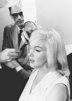 elsiemarina:  Marilyn Monroe having her hair styled on the set of The Misfits, 1960. Photo by Bruce Davidson. 