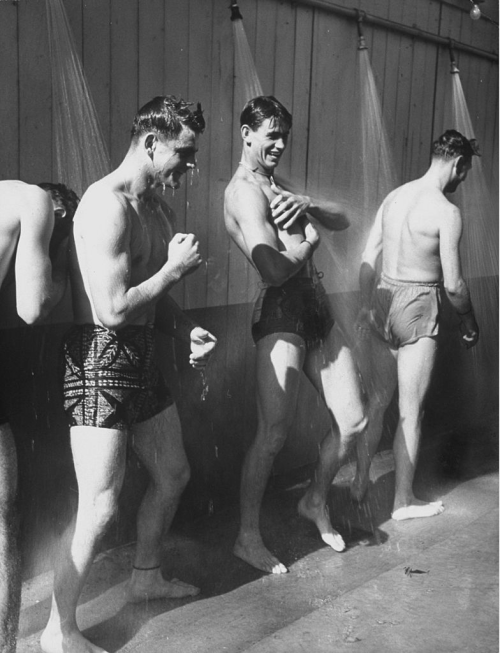 vintageeveryday:  Soldiers showering the sand off themselves at a Servicemen’s Country Club, 1943. Photographed by Charles E. Steinheimer-LIFE.