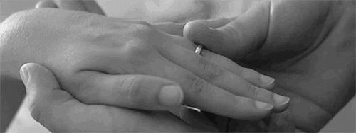 Броская девица мастурбирует секиль пальцами