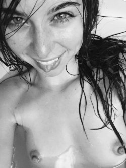  Riley Reid (USA) SmileÂ  !!! &lt;3Riley Reid on the web : https://twitter.com/rileyreidx3 . My Links(follow me):Â  Riley Reid / Girls in Bath &amp; Shower / All Girls . 