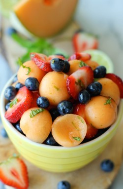 vegan-yums:  Berry Cantaloupe Salad 