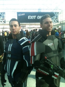 gayandinheat:  validesign:  andrewartwork:  These guys were too cute/funny.  The Shepard cosplayer recognized me when I asked for a photo (actually he said “Hey you’re that guy with the Mass Effect porn blog”) bahaha I tried to explain that I don’t