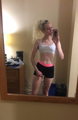 charlottewinslowfitness: charlottewinslowfitness:  sooooo bloated from eating out while on vacation LOL but still getting in my workout 😋 got these new nike pros yesterday which are finally my size 😍  Send me an ask with your current weight, goal