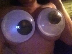 murrballs:  weed-boob:  weed-boob:  I PUT GIANT GOOGLY EYES ON MY BOOBS  come on this is funny  Boobly eyes 