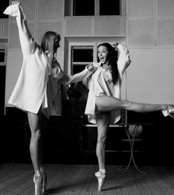 delighte:  newmoneyoldclass:  cobainly:  agirlnamedboy:  iris-livia:  Audrey Hepburn en pointe.  her smile though!  Oh Audrey  legs.. unf.   I DIDN’T KNOW SHE COULD DO THIS