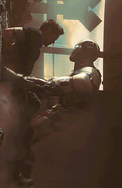 Scary-Kitty:  Dammit People That Is Pepper In The Suit Protecting Tony! This Movie