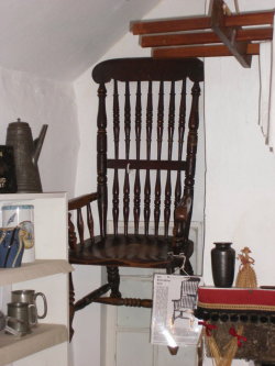 spain-bastard:  equinoxparanormal:  The Most Haunted Objects of All Time - The Cursed “Chair of Death” Kills All Who Sit in It In 1702, a convicted murderer named Thomas Busby was about to be hanged for his crimes. His last request was to have his