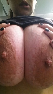 hugeheavytits:  http://hugeheavytits.tumblr.com/Ladies - send in your big boob submissions hugeheavytits@gmx.co.ukhmcouple:footz69:  Shot out to hmcouple 