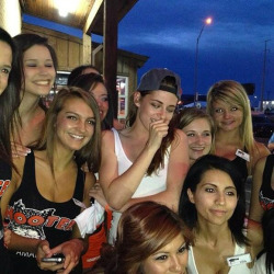 n-yks:  ithotyouknew2:  lesbianeroticthriller:  sufjanstevens420:  lizziesamuels:  wonderwallmsn:  We finally figured out what makes Kristen Stewart smile: hot wings! The “Twilight” star posed for this amazing photo after dining at a Hooters restaurant
