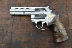 coffeeandspentbrass:  Engraved Janz revolver