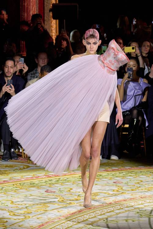 shiftingpath:  sexygaywizard:fashion-runways:   VIKTOR &amp; ROLF Couture Spring/Summer 2023 (part 2)if you want to support this blog consider donating to: ko-fi.com/fashionrunways        [hark! a vagrant 114]