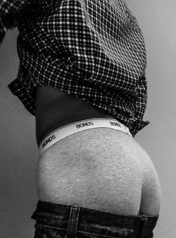 sexy-uredoinitright:  It’s hump day and work can kiss my ass!! Happy Hump day guys! Sorry about my lame butt…  Woo! So good when the boys play