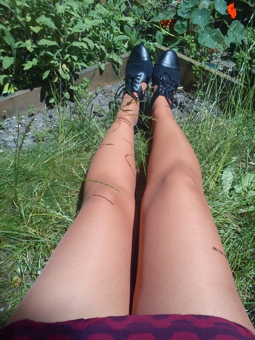 kqqk:  Tights & pantyhose in the garden.  #pantyhose #nylon #stocking