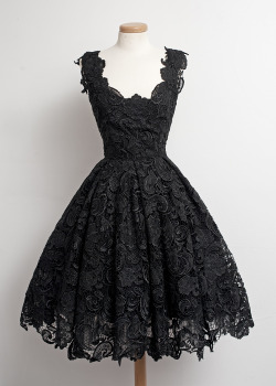 xmarksthecurvygirl:  chotronette:  Dress by www.chotronette.com   Need!!  This is beautiful. The need is real.